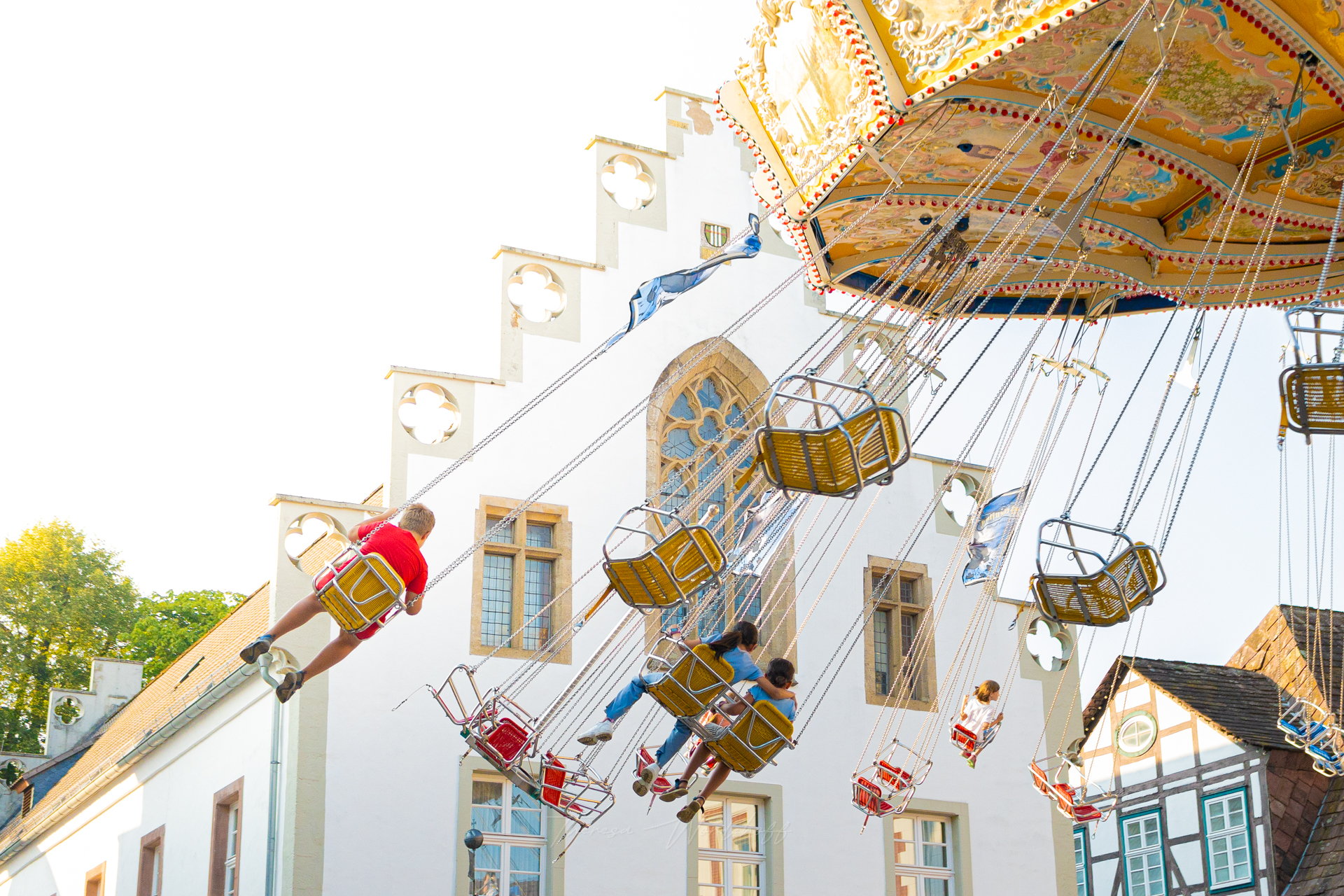 Das Foto zeigt das Kettenkarussell auf dem Marktplatz in Brakel.
